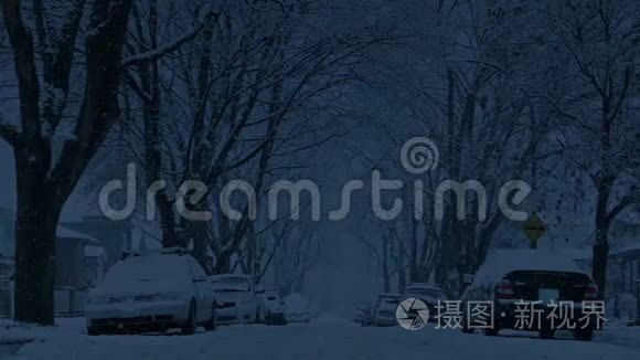 夜晚在城市道路上下雪视频