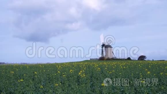 田野里的旧风车视频