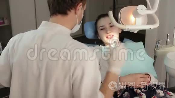 女性患者牙科检查视频
