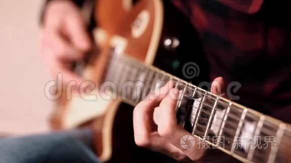 弹声吉他的手指特写视频