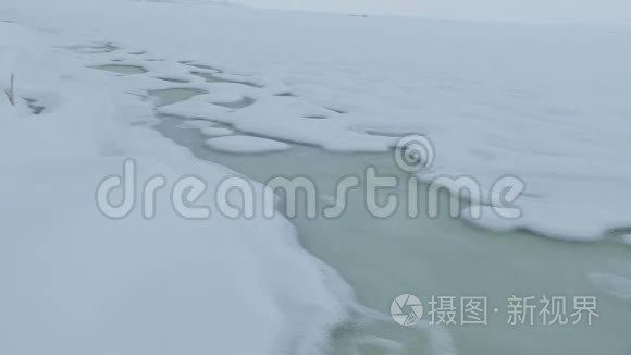 冰河在雪的冬季自然景观下看到视频