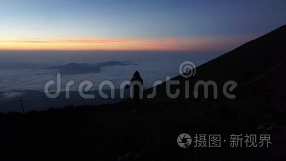 日本富士山上的徒步旅行者小组视频