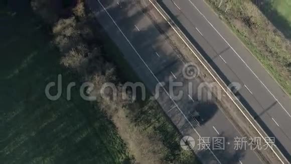 沿着高速公路行驶的车辆视频