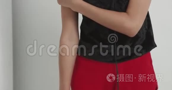 穿内衣的可爱女孩戴着耳机跟音乐跳舞