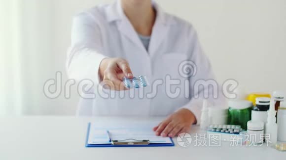 医生在医院出示一包药片