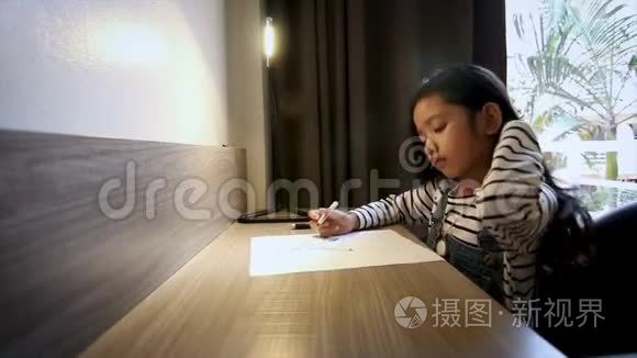 亚洲小女孩绘画艺术教育理念视频