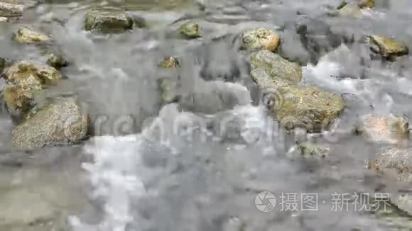 石头在河里溅起水花视频