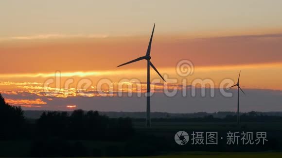 日落时有光线的风力涡轮机农场视频