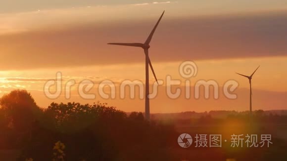 日落时有光线的风力涡轮机农场