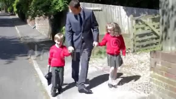 父亲带着孩子在上班路上步行上学