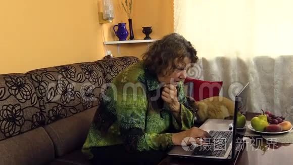 干手提笔记本电脑的老奶奶视频