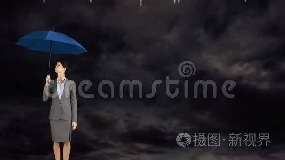 雨下带伞的女人