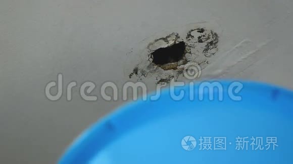 用雨水将受损的天花板封闭起来