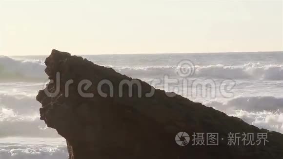 海滩上的大石头溅到大石头上视频