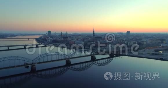 里加市晚间和夜间老城区里加钻机飞越公路和河流火车桥