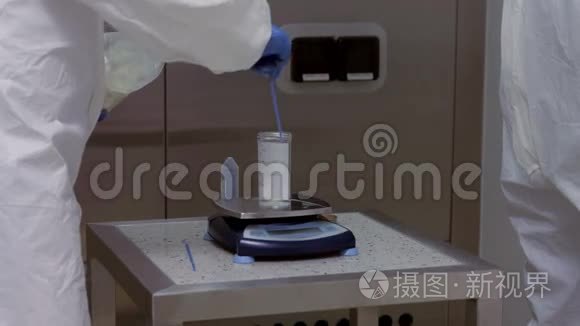 穿着防护服的科学家一起工作视频