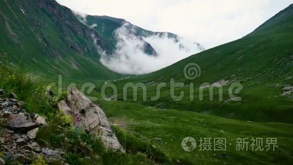 大雾笼罩着春天的青山视频