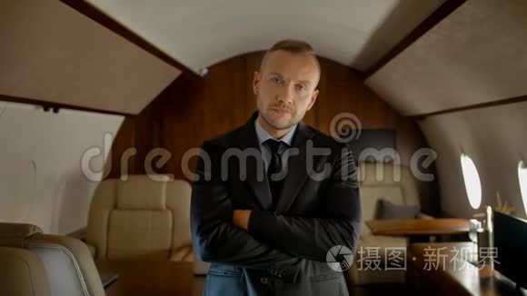 私人飞机上的商人肖像视频