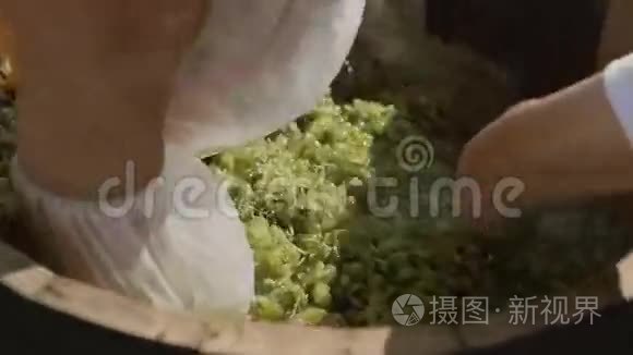 自制葡萄酒。 用木桶跺葡萄