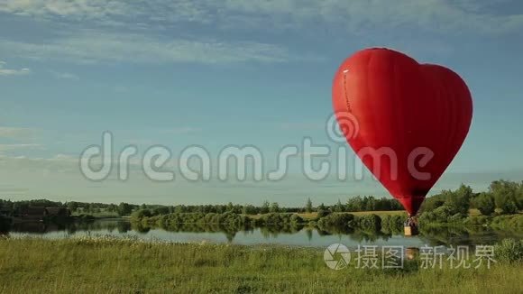 热气球飞过湖面视频