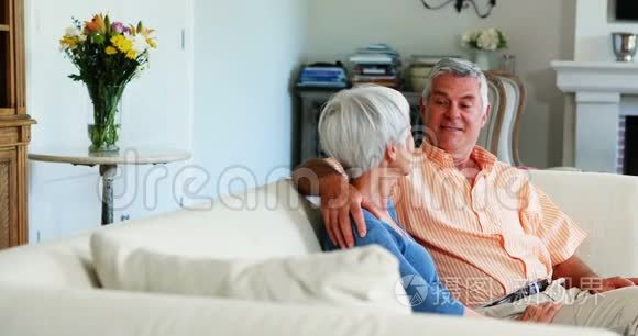 年长夫妇在客厅的沙发上相互交流