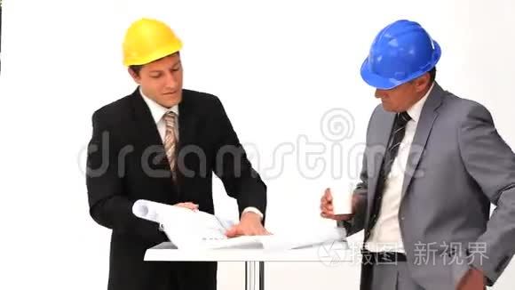 谈建筑工程的商人视频