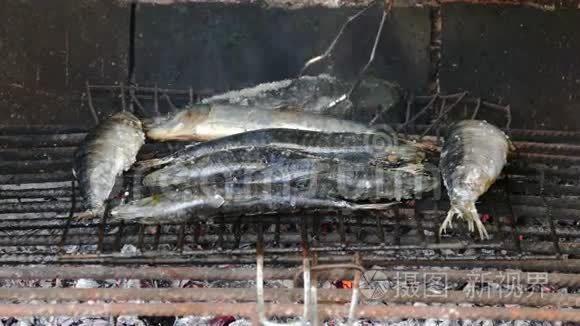 鱼沙丁鱼在网格上烧烤视频
