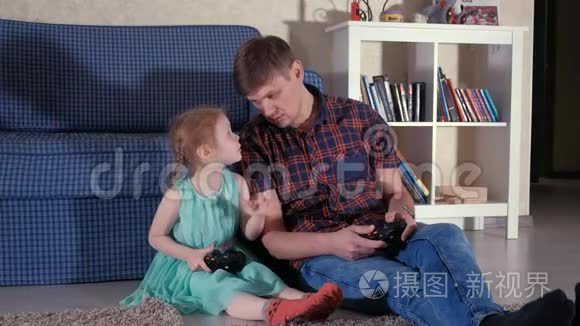 夫妻和女儿在客厅里玩电子游戏视频