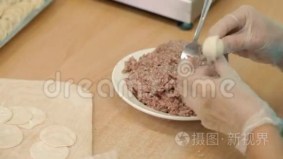 包饺子，俄罗斯民族菜