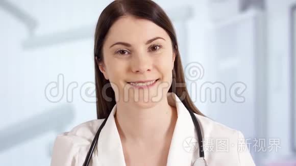 女医生在病房与病人交谈通过信使应用程序。 女医生