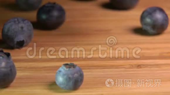 蓝莓落在木桌上.