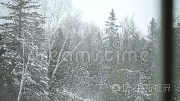 窗户旁的暴风雪景观视频