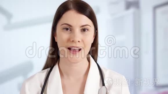 女医生在病房与病人交谈通过信使应用程序。 女医生