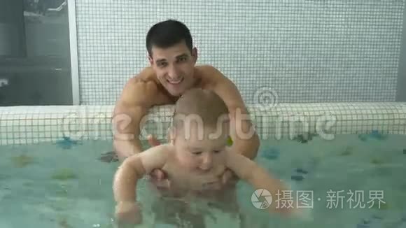 在儿童泳池里给他的孩子洗澡视频
