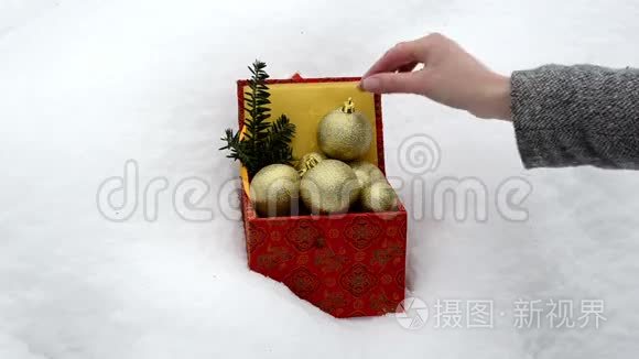 手拿圣诞玩具复古彩盒冬雪视频
