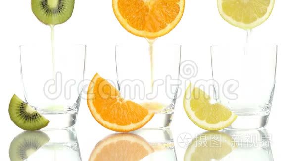 果汁橙柠檬奇异果倒入玻璃视频