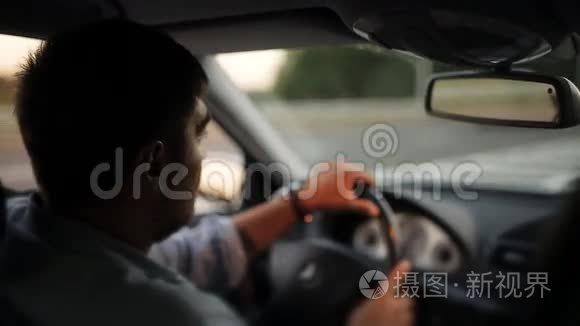 一个男司机开车时用手机发短信