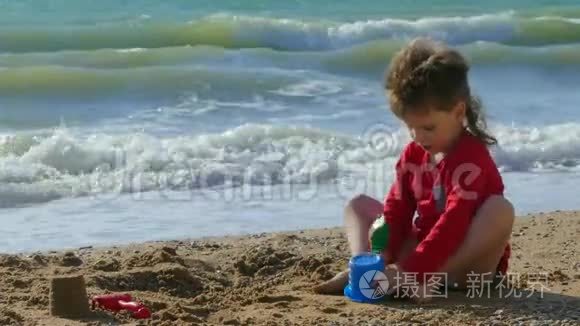 在海边沙滩上玩沙子的男孩视频