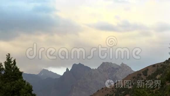 群山背景上的云。 帕米尔，塔吉克语