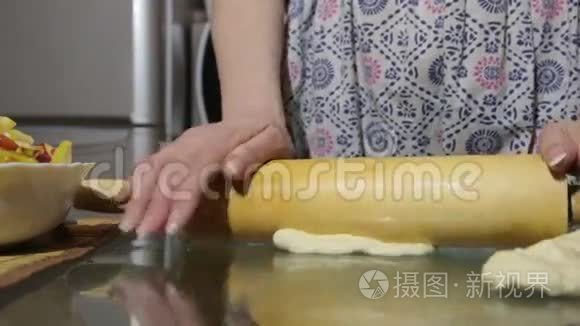 女人准备面团做食物