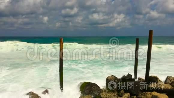 印度尼西亚巴厘岛上的美拉斯蒂海滩上的巨浪。