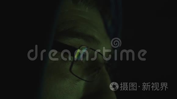 电脑显示器后面的人。网络成瘾反映黑客犯罪眼镜浏览深夜代码网络