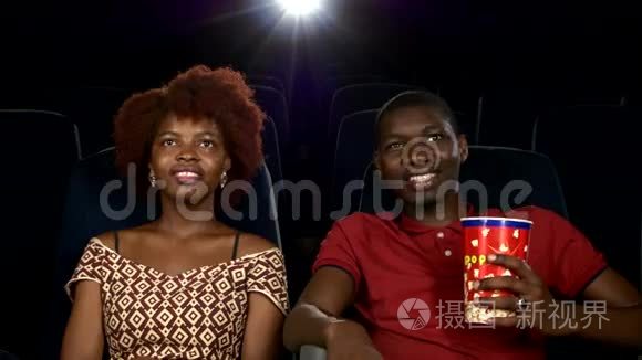 快乐的非裔美国人夫妇在看电影视频