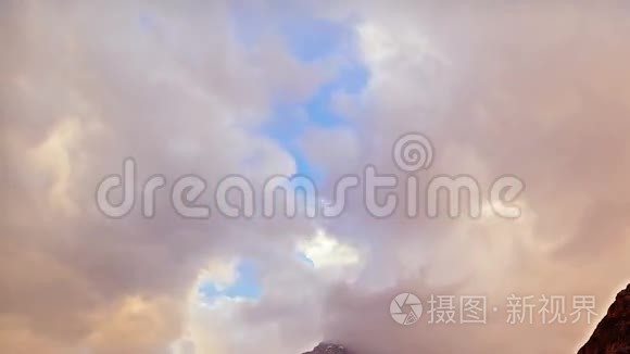 云粘在山上。 帕米尔，塔吉克斯坦。