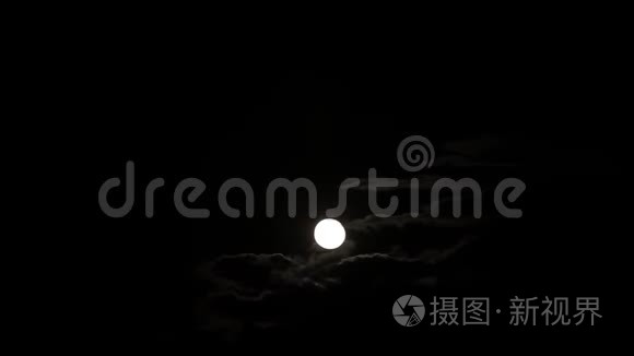 夜空中的满月，明亮的月亮，夜空，在夜空中的云的运动背景下，