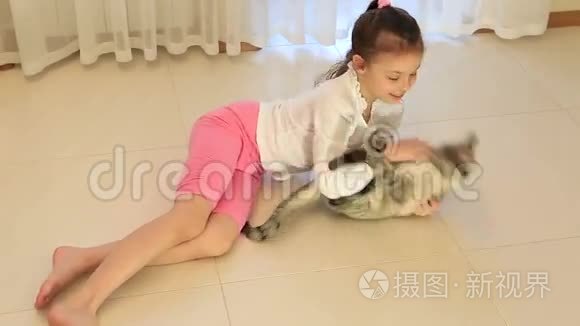 玩猫游戏的小女孩