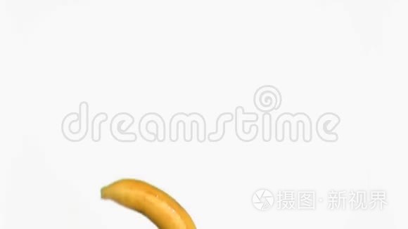 香蕉在超级慢动作中转动视频