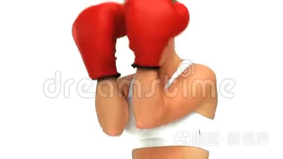 有活力的女人戴着红色拳击手套视频