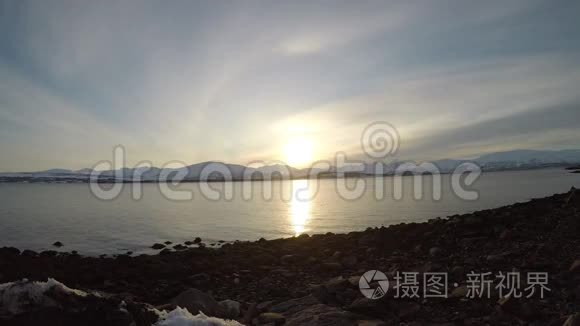 背景雪山景观上雄伟的金色夕阳视频