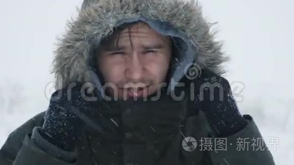 年轻人穿过暴风雪